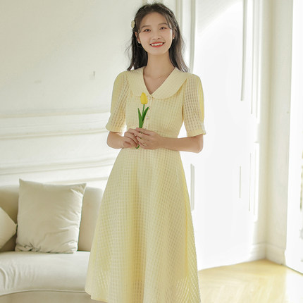 新型スカート夏のフレンチミニデザイン高級感気質細身の黄色ワンピース