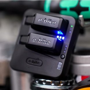 SRAM ЭЛЕКТРИЧЕСКОЕ СОДЕРЖАНИЕ оригинальная батарея СМУ трансформатор батарея зарядное устройство четыре отверстия зарядка отверстия сокровища зарядное устройство