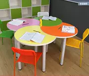 Bàn đào tạo học sinh và ghế màu đồ nội thất trường học lớp khắc phục kết hợp với bàn nghệ thuật hình cánh hoa hình lưỡi liềm cho trẻ em - Nội thất giảng dạy tại trường