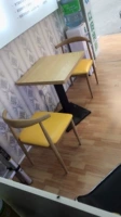 Один стол, два стула, бревенчатые желтые колодки