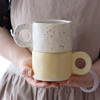 Вернуть сеть красной точки руки зажмите керамическую кружку чашку молока кофейная чашка домашняя чашка для завтрака на завтрак