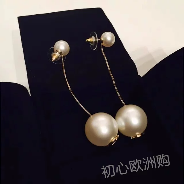 Классические серьги Chanel с жемчужинами и надписями, украшенные бриллиантами