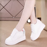 Giày trắng nữ nhỏ 2018 xuân mới tăng bên trong mũi nhọn thể thao Hàn Quốc giày thể thao đường phố chụp giày trắng học sinh