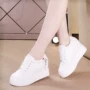 Giày trắng nữ nhỏ 2018 xuân mới tăng bên trong mũi nhọn thể thao Hàn Quốc giày thể thao đường phố chụp giày trắng học sinh bình xịt gián hiệu quả