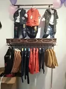 Treo tường 2018 treo quần áo trưng bày đứng trên kệ treo tường cửa hàng quần áo nội thất kệ quần áo sản phẩm mới