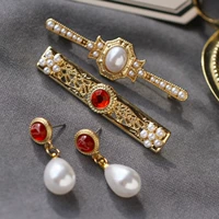 [Pembury] Little Castle ~ Vintage tinh tế chạm khắc Ruby Pearl Cổ áo Pin Trâm stud Bông tai - Trâm cài phụ kiện cài áo vest nam