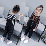 Mùa xuân 2019 kiểu mới cho bé gái sọc áo thun tay dài đáy quần + áo yếm denim hai dây trẻ em