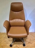 Brown Simple Fashion Big Clail Mabrishing Кожаный стул босса может лежать на ногах из нержавеющей стали.