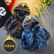 Nam bé váy thủy triều 0-1-3 tuổi 4 bé trai denim áo khoác mùa thu cộng với nhung dày trẻ em nam mùa đông trùm đầu quần áo