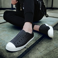 Mùa hè 2018 phiên bản mới của Hàn Quốc của giày đế bệt nam cá tính Baotou giày sandal đế xuồng chống trượt hoang dã dép crocs nam