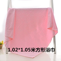 Квадратное розовое банное полотенце