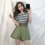 Đặt nữ mùa hè mới của Hàn Quốc phiên bản của hoang dã sọc ngắn tay T-shirt + hoa, đàn hồi cao eo chân rộng quần short phù hợp với sinh viên đồ công sở nữ