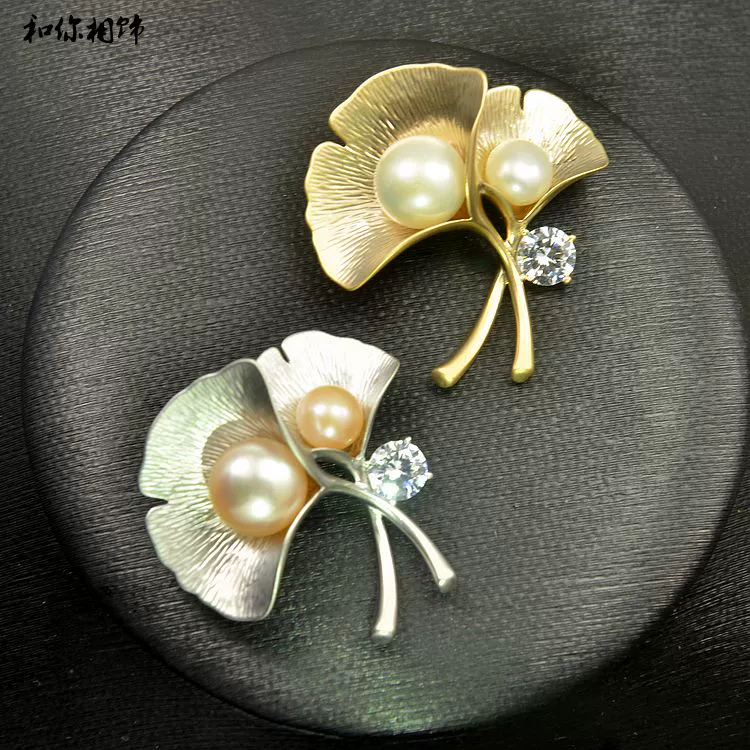 Ngọc trai tự nhiên cao cấp zircon Hàn Quốc nhỏ trâm cài lá bạch quả nữ pin pin trang trí cổ áo pin pin cardigan khăn choàng khóa - Trâm cài