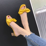 Chiếc nơ vàng dày với dép nữ phiên bản Hàn Quốc của mùa hè hở mũi vuông trong giày cao gót thời trang mang một đôi sandal chữ