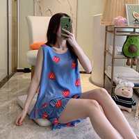 Майка, синие шорты, клубника