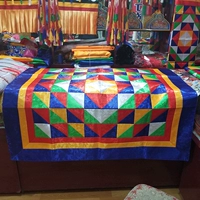 Попадает тибетский тибетский храм, поместив стол, буми Зонг Буддийский храм Уважение Мастер Лама Лама, пение скатерть