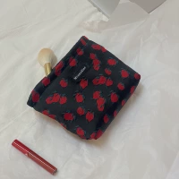 Чернокожие красные фрукты