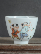 Изделие из керамики 景德镇厂货瓷器手绘粉彩童心童子嬉戏小杯子茶杯古玩古董精品陶瓷