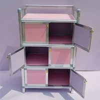 Есть четыре слоя розового квадратного трехслойного шкафа