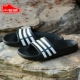 Adidas nam giới và phụ nữ trẻ em cha mẹ và con màu đen và trắng ba thanh thể thao bãi biển dép g06799 g15890 bba7701 Dép thể thao