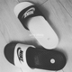 NIKE Benassi màu đen và trắng hook chữ móc logo lớn nam và nữ đôi dép đi biển 818736-011 - Dép thể thao dép nhựa Dép thể thao