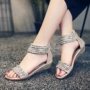 2018 mùa hè mới đính cườm rhinestone nêm gót thấp gót bohemian roman phong cách dây kéo mở ngón chân dép nữ sandal nữ bitis