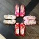 Mới mùa xuân và mùa hè cũ Bắc Kinh trẻ em thêu giày gió quốc gia cô gái giày khiêu vũ giày Tháng Sáu 1 kỳ nghỉ hiển thị giày mẫu áo vest nữ đẹp nhất 2020 Mùa xuân