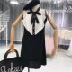 Retro nhỏ hương thơm lady đen và trắng bow ngọc trai khóa tie bow ăn mặc một từ váy nữ mùa hè phong cách mới