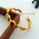 Mới của Việt Nam cát vàng vòng đeo tay nữ thời gian dài không có màu matte mở sóng vòng đeo tay mạ vàng giả vàng trang sức cưới